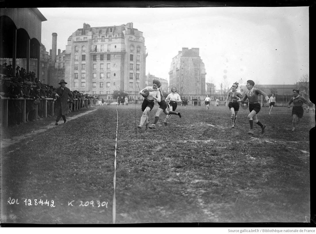 Match de barette (rugby féminin) au stade Élisabeth en 1928, joueuses en action devant la foule.