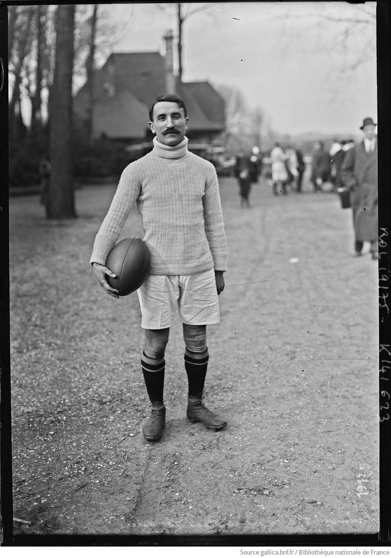 Bruneau, capitaine du Stade bordelais, ballon sous le bras : col roulé de tricot, short de toile mi-cuisse, chaussettes hautes.