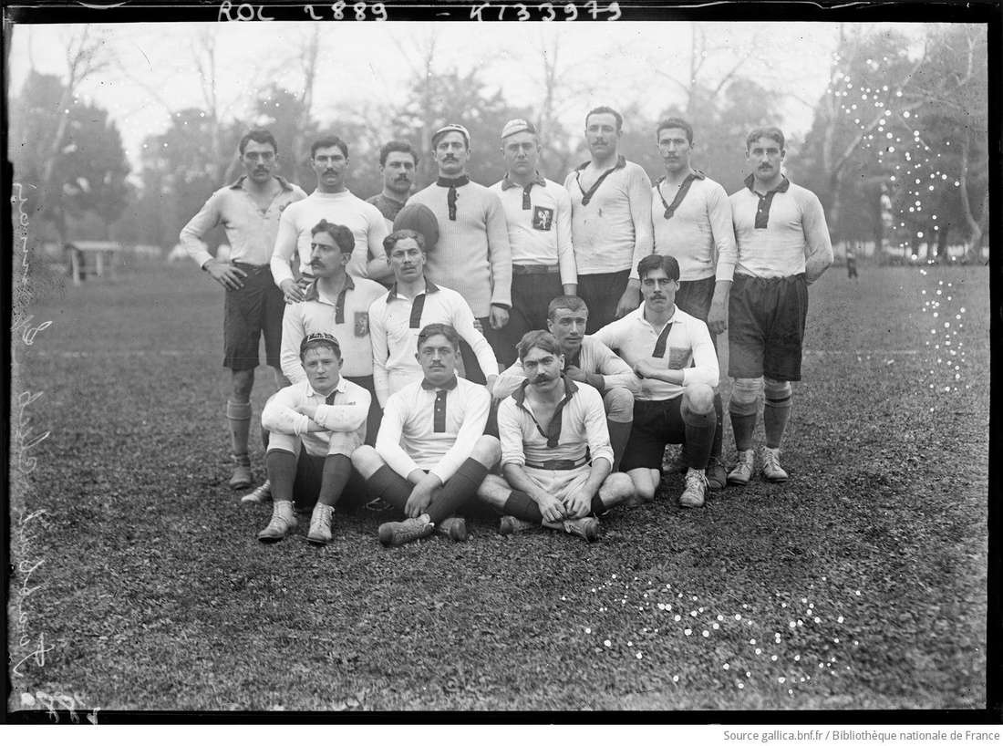 Équipe de rugby posant en 1908, maillots épais à col et culottes longues.