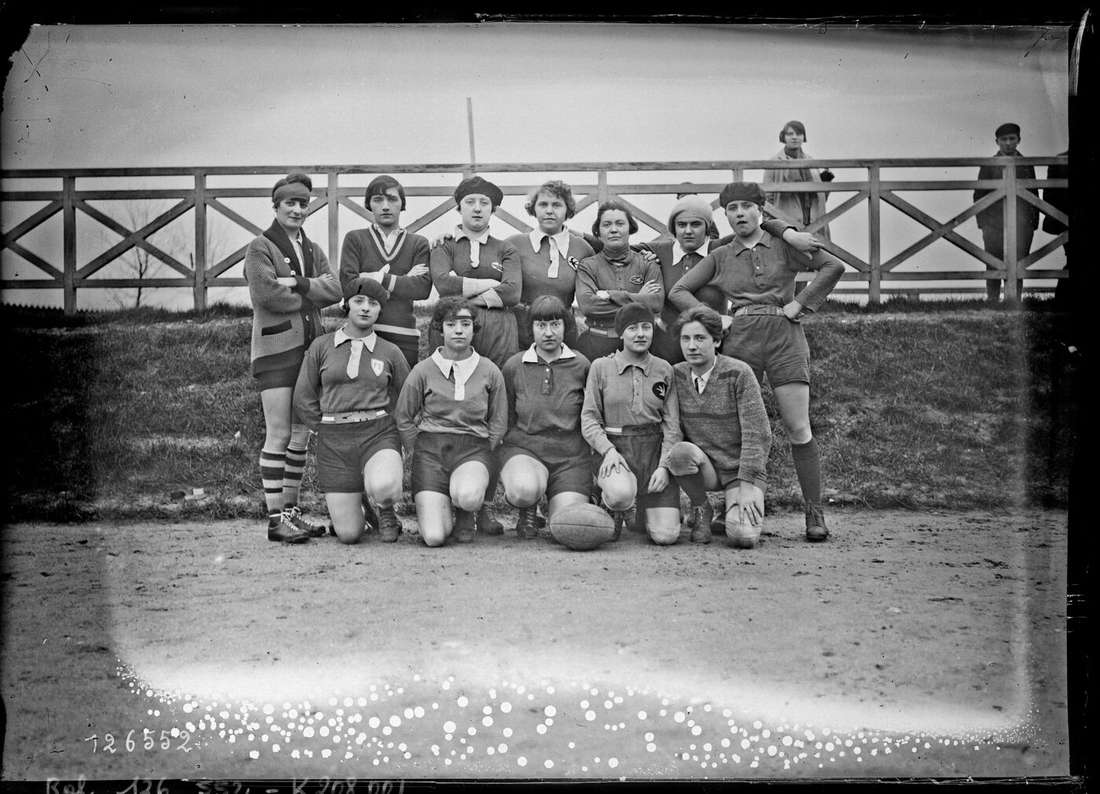 L'équipe des Hirondelles posant au stade Élisabeth en février 1928 : maillots à col, shorts courts, bérets, ballon au sol.